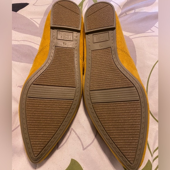 ❌SOLD❌ MUSTARD FLATS - Picture 2 of 2